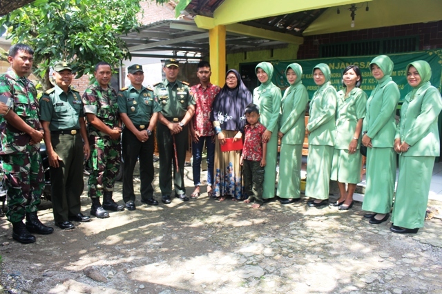 Bakti Sosial Anggota Koramil dan Polsek Tunjungan,Untuk Meringankan Warga
